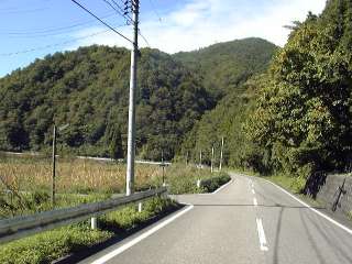 県道307号線からの入口